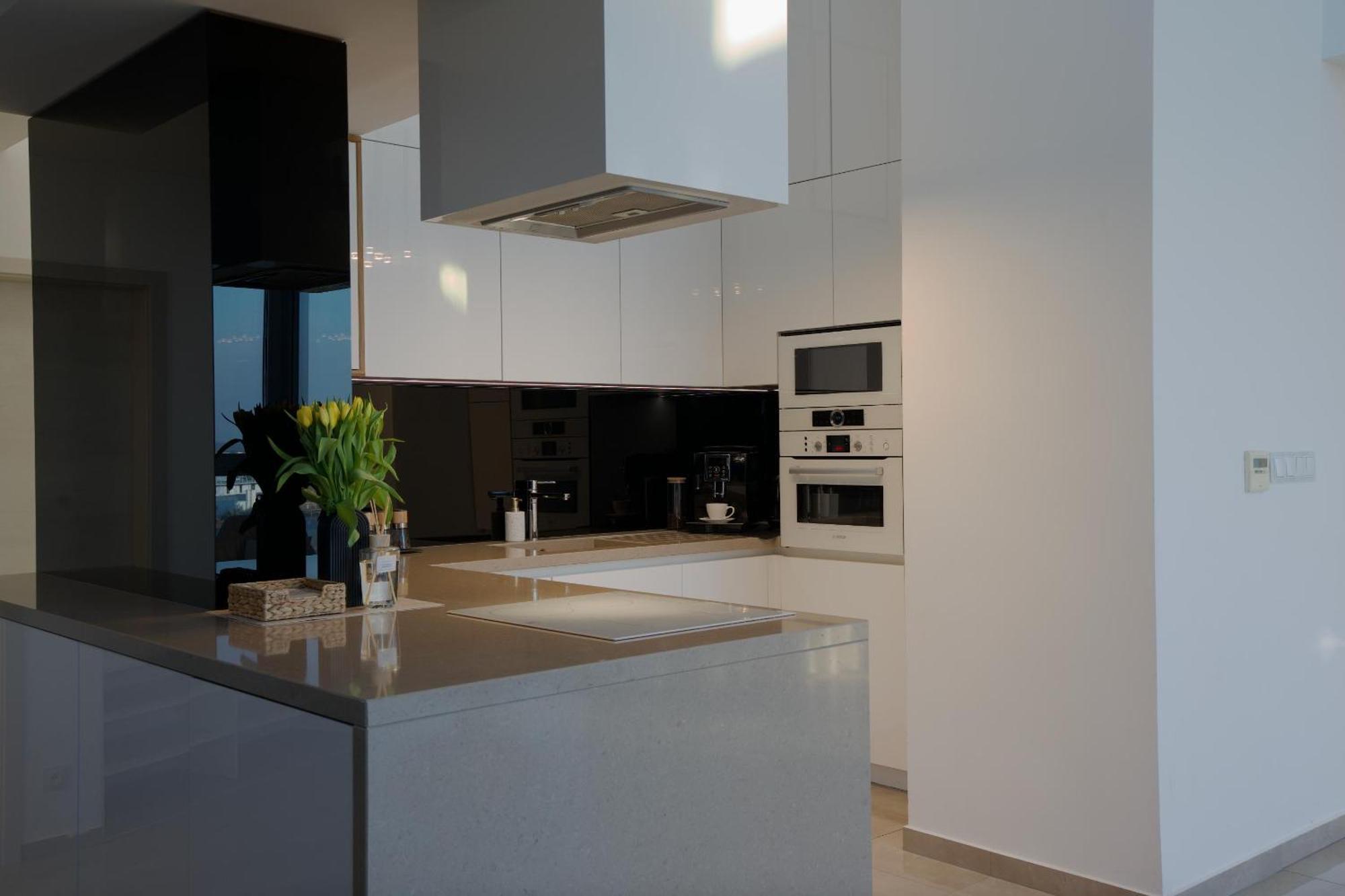 Luxusny Penthouse Nad Jazerami 230 M2, 3x Garaz, Wifi *
