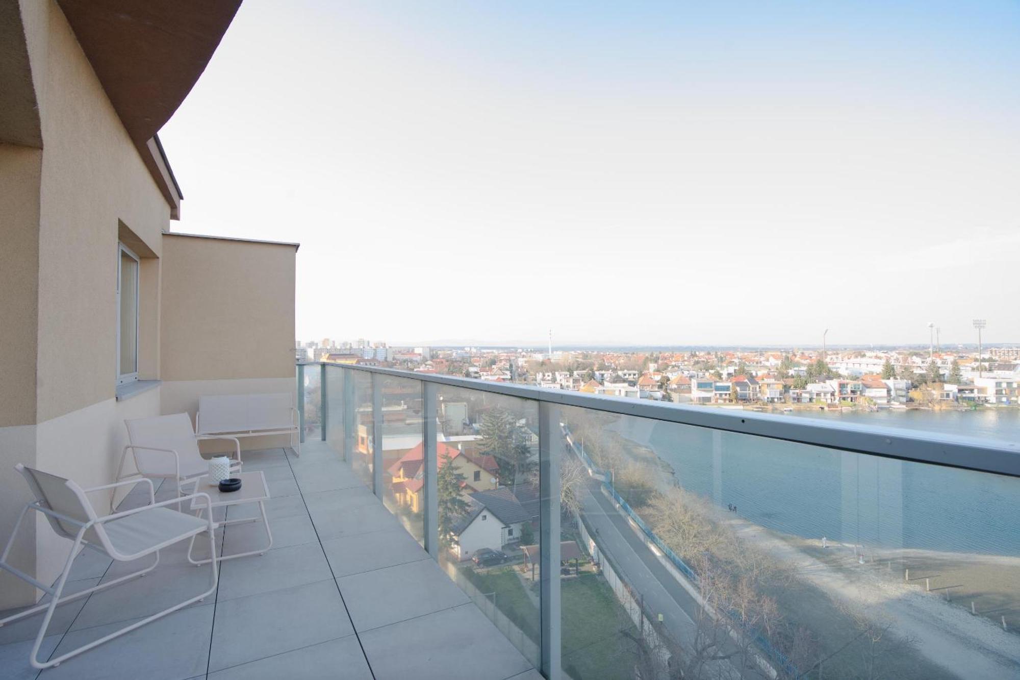 Luxusny Penthouse Nad Jazerami 230 M2, 3x Garaz, Wifi Apartment Senec