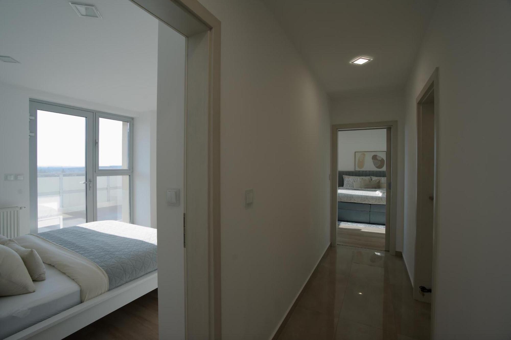 Luxusny Penthouse Nad Jazerami 230 M2, 3x Garaz, Wifi *